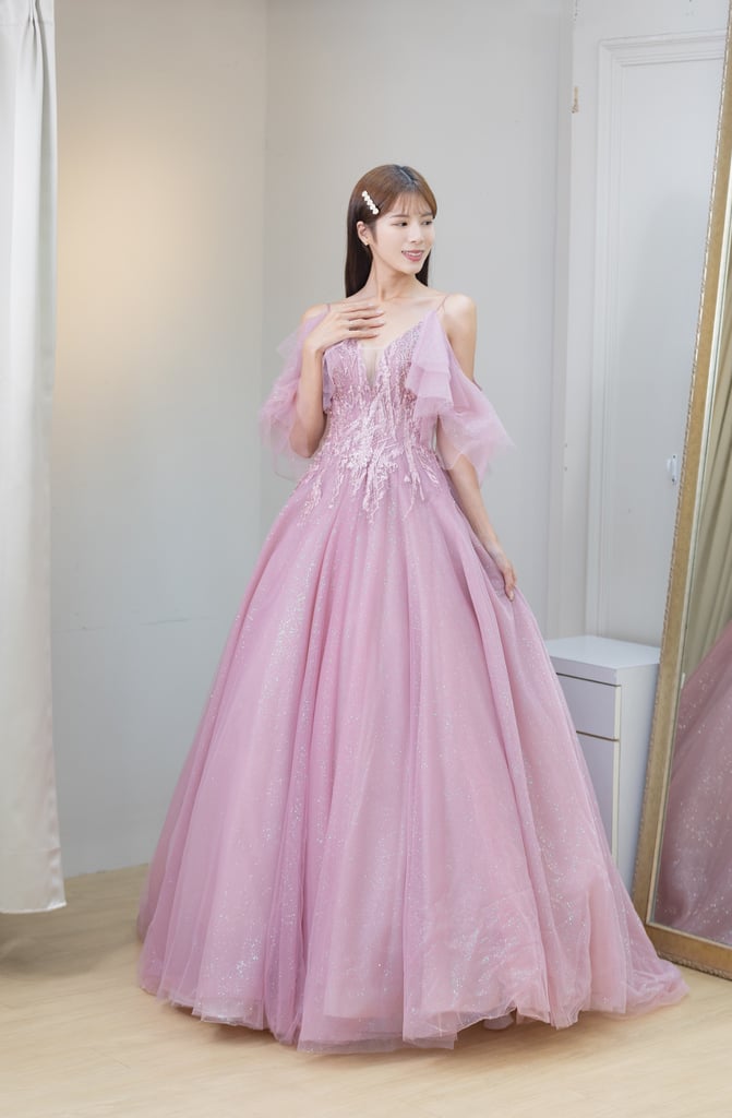 原來選婚紗也能像挑時裝一樣自在愉快、挑到欲罷不能！