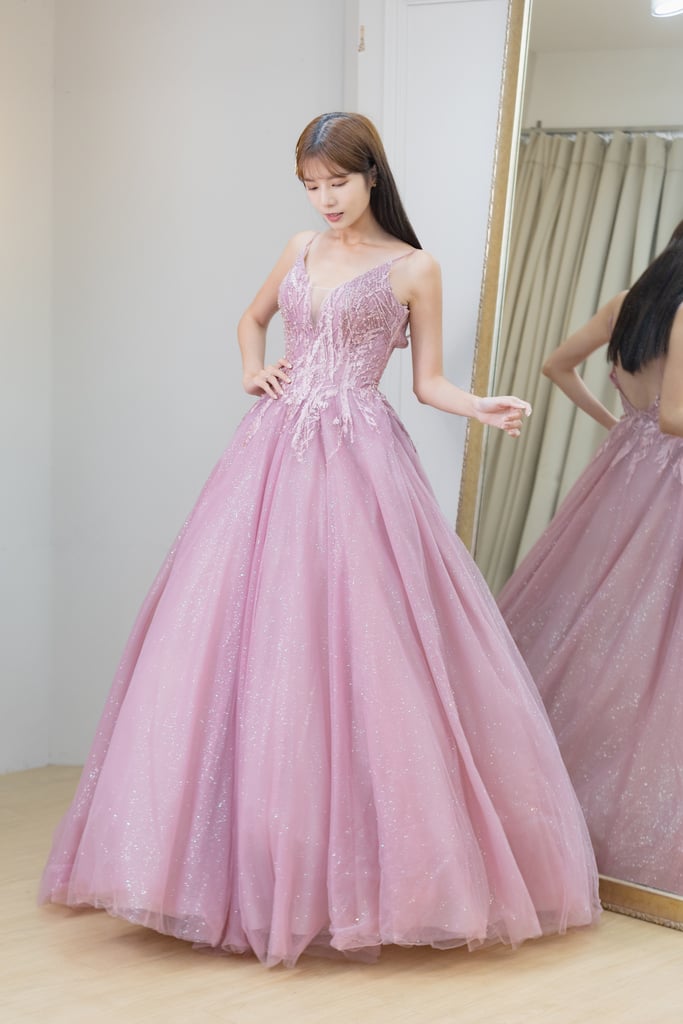 原來選婚紗也能像挑時裝一樣自在愉快、挑到欲罷不能！