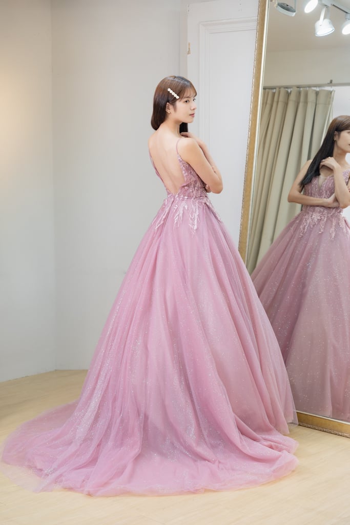 原來選婚紗也能像挑時裝一樣自在愉快、挑到欲罷不能！